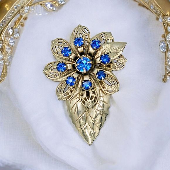 Filigree Flower Brooch Vtg Blue Crystal 10K GP Elegant Floral Bloom Estate Pin - Picture 1 of 11